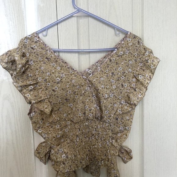 Ditsy Yellow Floral Butterfly Sleeve Blouse size M *FREE WITH PURCHASE* - Picture 4 of 7